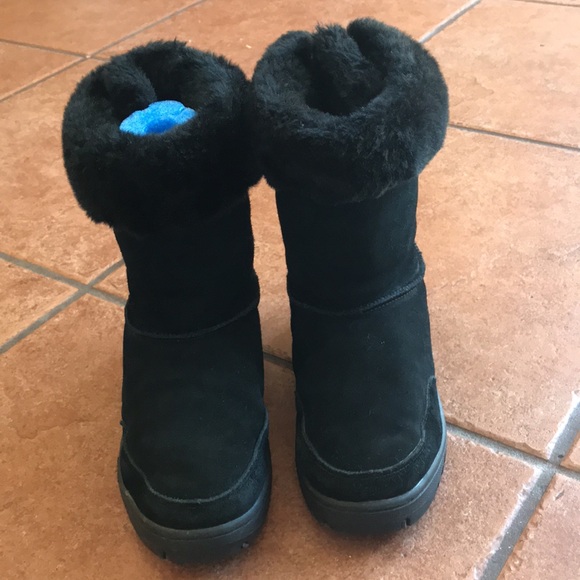 Ugg black leather sheepskin winter boots shoes size W9 - Picture 2 of 16